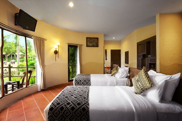 Swalla Deluxe Room by Mara River Safari Hotel