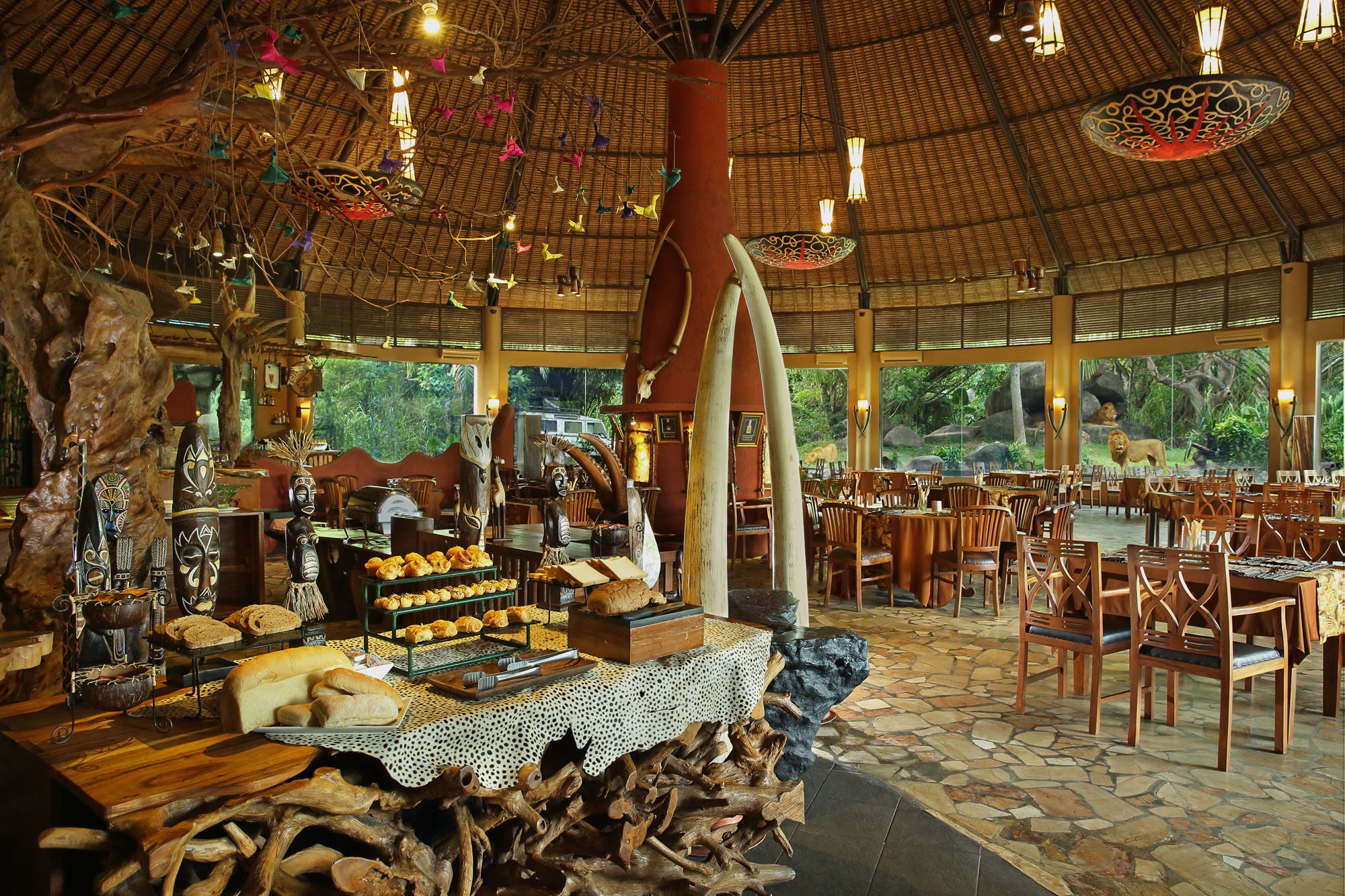 Tsavo Lion Restaurant, Dining with African Lion View