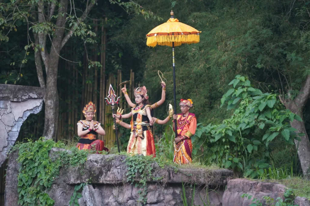 Pertunjukan harimau dengan khas budaya Bali